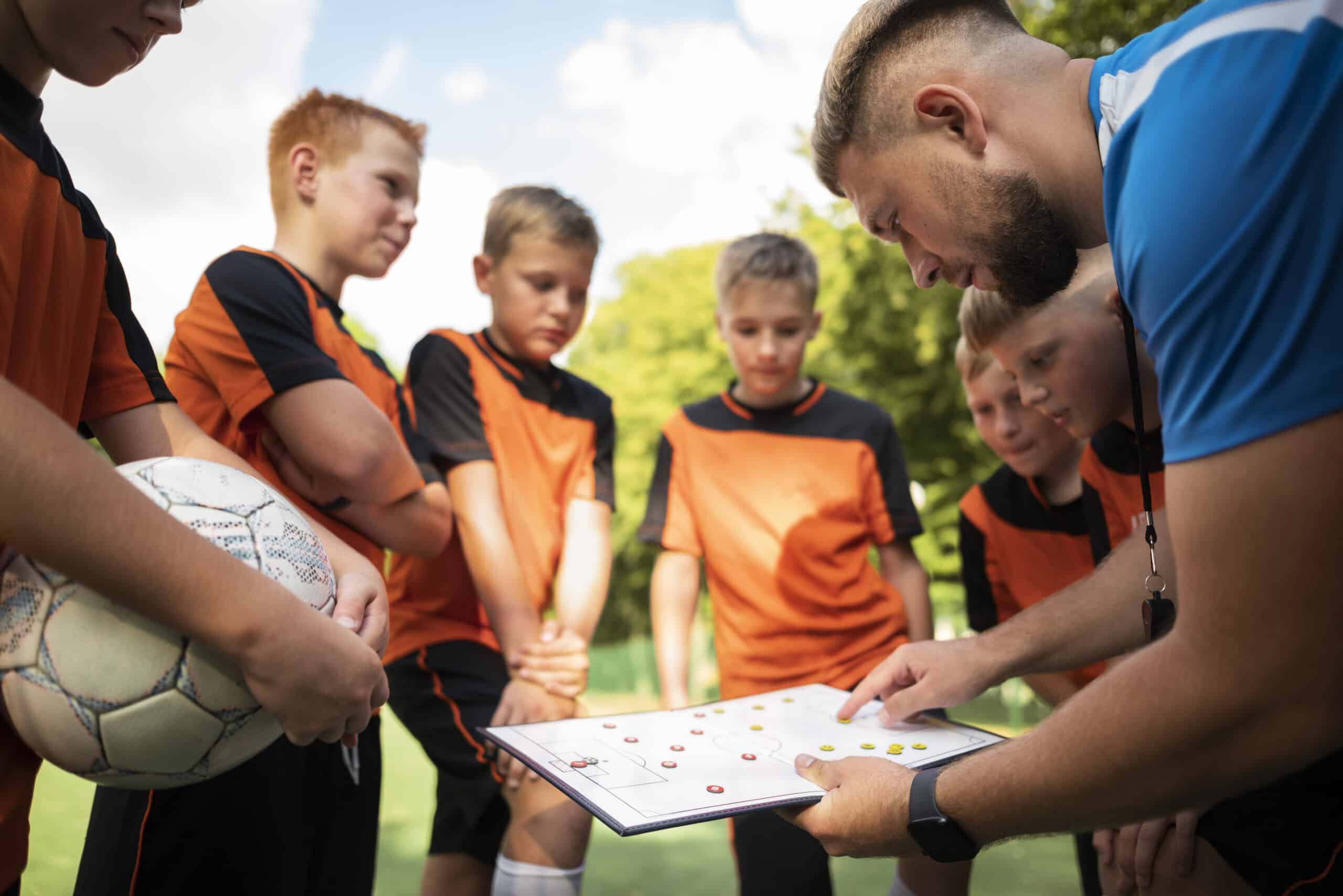fussballtrainer unterrichtet seine schuler 1 scaled